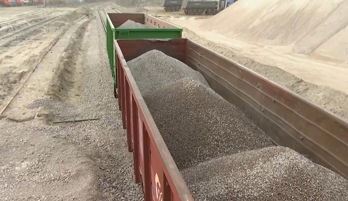 Губернатор Олег Мельниченко сообщил об отправке в регион первой партии щебня из Каранского карьера ДНР